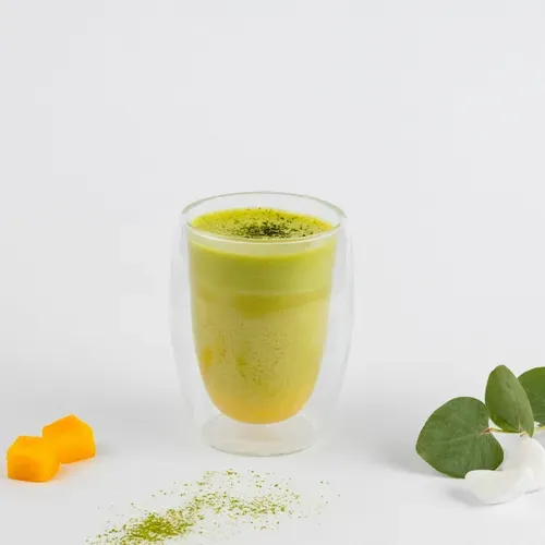 Matcha latte cu mango