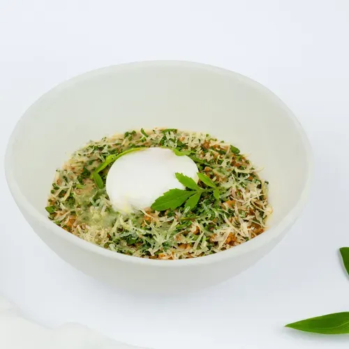 Spelta cu verdețuri proaspete și ou poșat