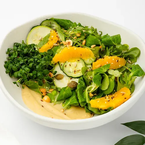 Salată verde cu avocado, rucola picantă, zucchini și portocală