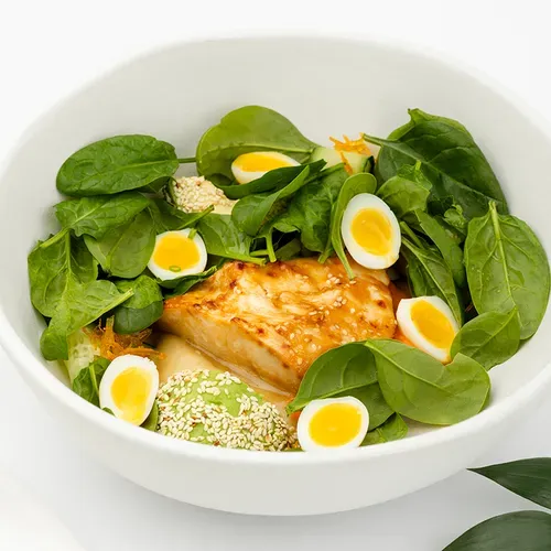 Salată cu pui sous vide, sos miso și avocado cu un dressing de citrice